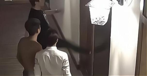 石家庄军长怒砸4星酒店事件，石家庄军长怒砸四星级酒店视频  第2张
