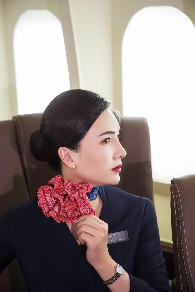 东航副驾驶最后喊了一句什么，东航黑色蝴蝶结女孩的故事？  第2张