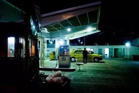 加油站冥币纸车视频，加油站灵异事件收300冥币给纸车加油  第2张