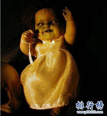 妹妹背着洋娃娃恐怖版图片，妹妹背着洋娃娃妹妹背着洋娃娃恐怖诡异版  第2张
