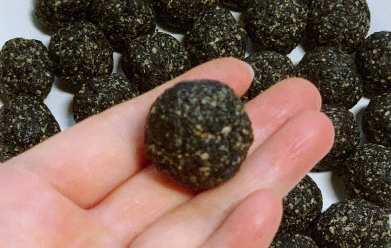 芝麻嵌在毛孔里？芝麻在毛孔里用牙签挑图？  第3张