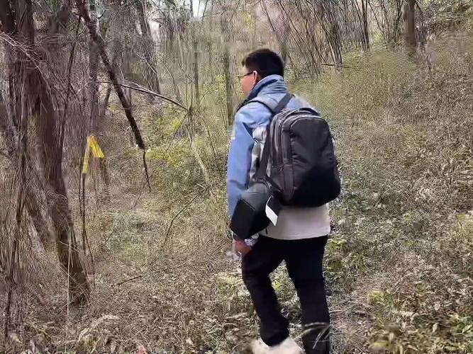 重庆红衣的男孩图片，2099年重庆红衣男  第1张