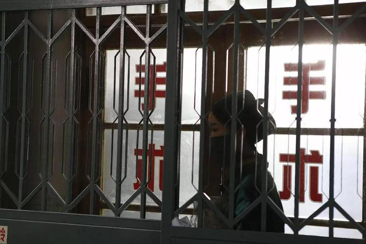 重庆红衣的男孩图片，2099年重庆红衣男  第3张