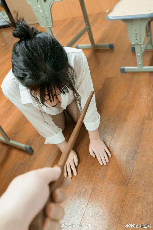 被打女孩穿着暴露，女孩子被打的视频  第1张