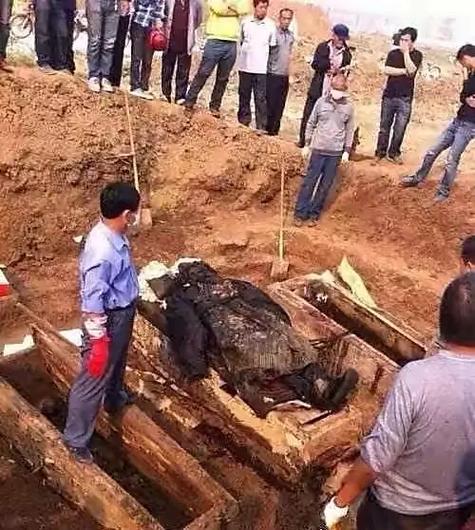 95成都僵尸上海吸血鬼？95年僵尸成都僵尸事件视频？  第4张