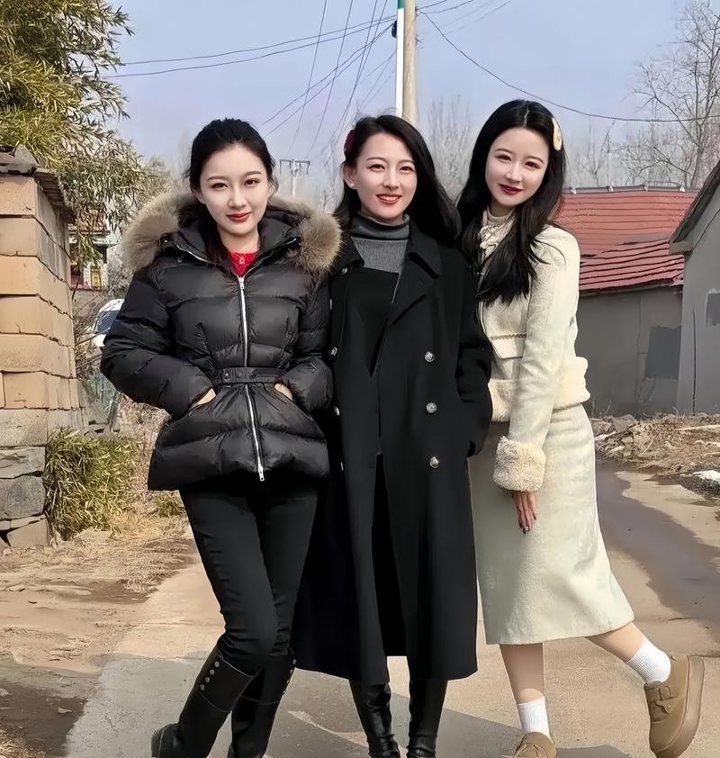 3名女生殴打女孩原视频，三个女孩打人  第1张