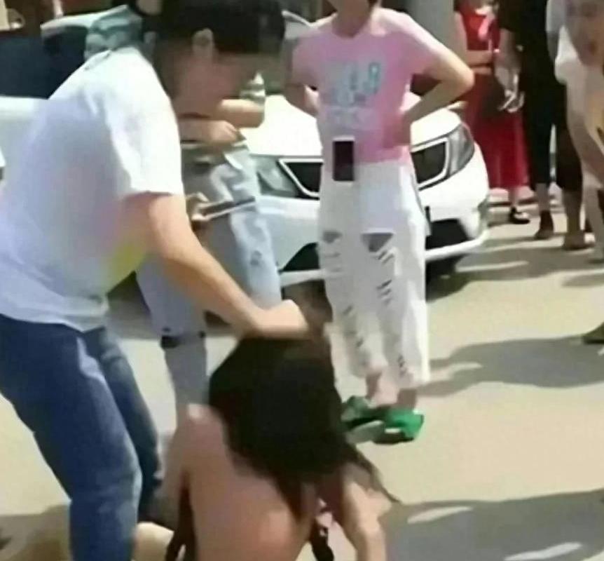 3名女生殴打女孩原视频，三个女孩打人  第5张