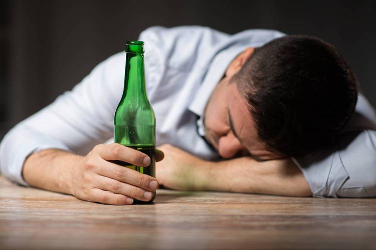 砸酒店事件是真是假，砸酒店事件收费一个杯子上万  第6张