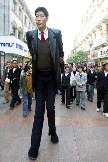 世界上比较高的人视频，给我看一下世界上比较高的人？  第4张
