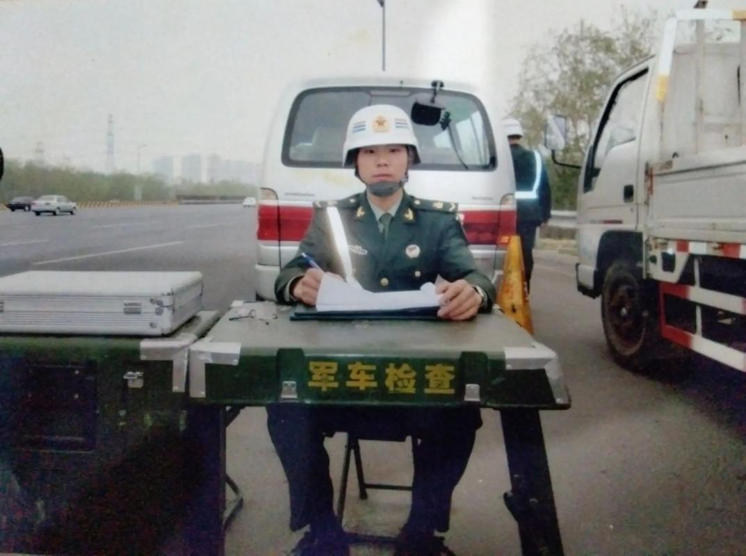 交警拦二炮军车被击毙？交警查二炮？  第2张