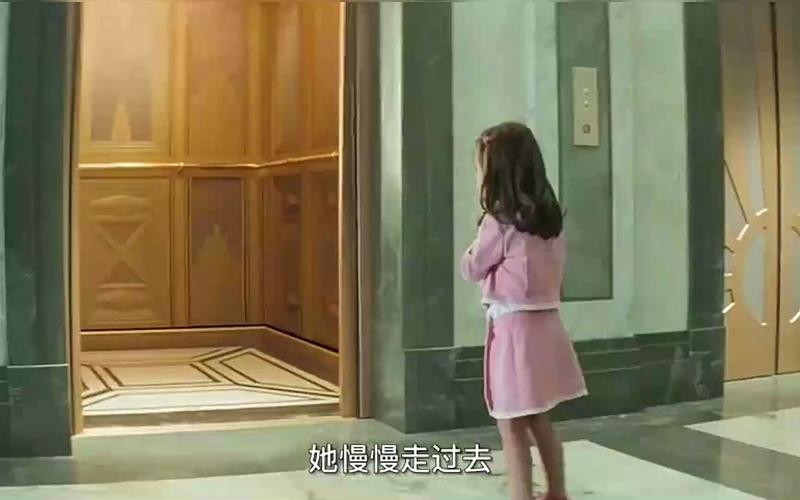 美国电梯诡异女孩，美国电梯女孩背影  第1张