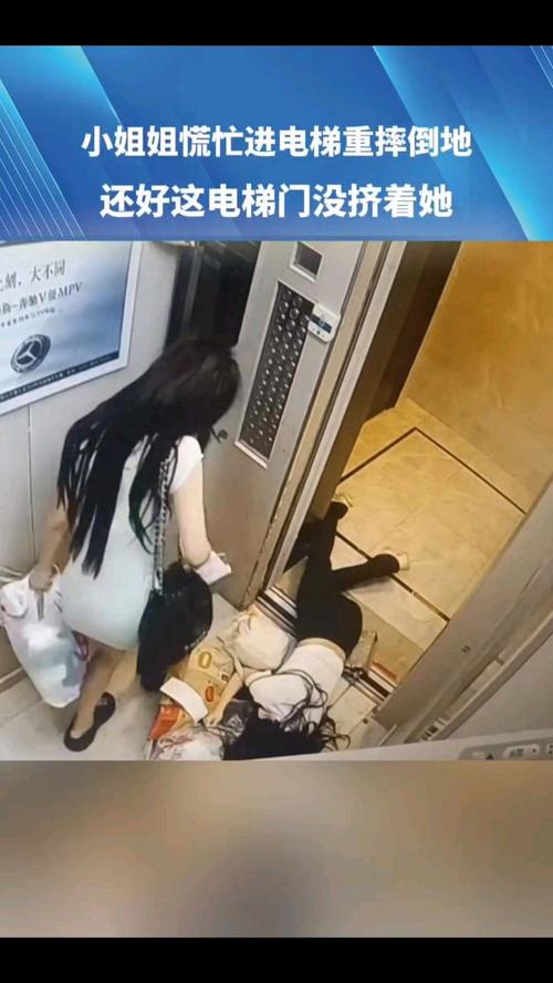 美国电梯诡异女孩，美国电梯女孩背影  第4张