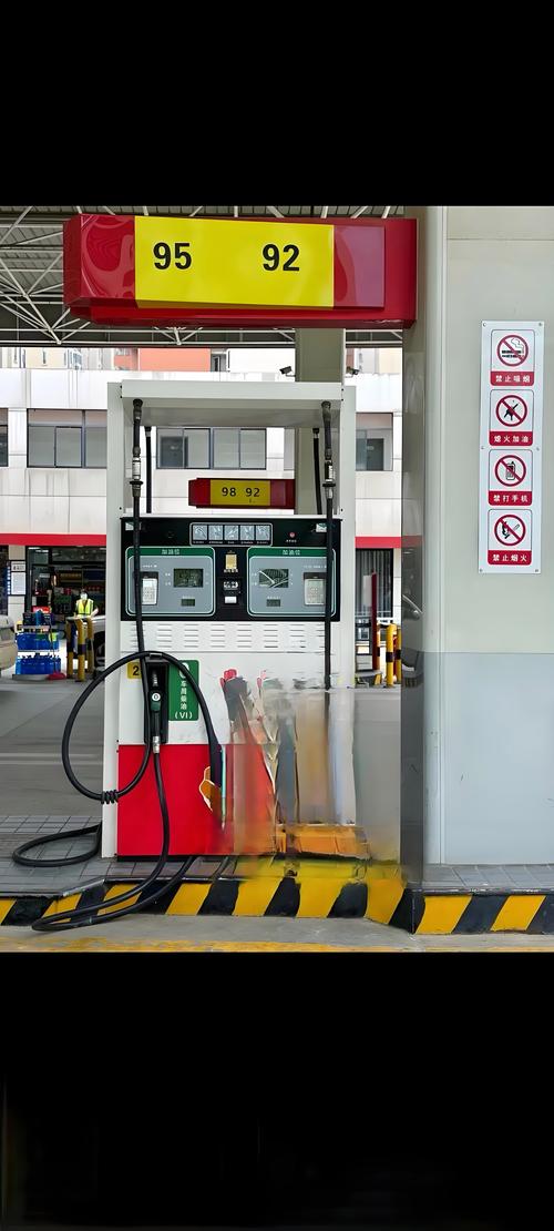 加油站闹鬼图片，加油站闹鬼事件纸车  第4张