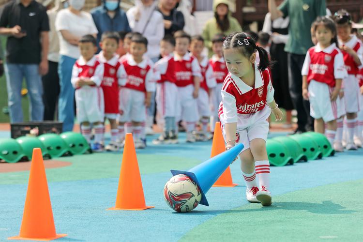 幼儿100种足球玩法