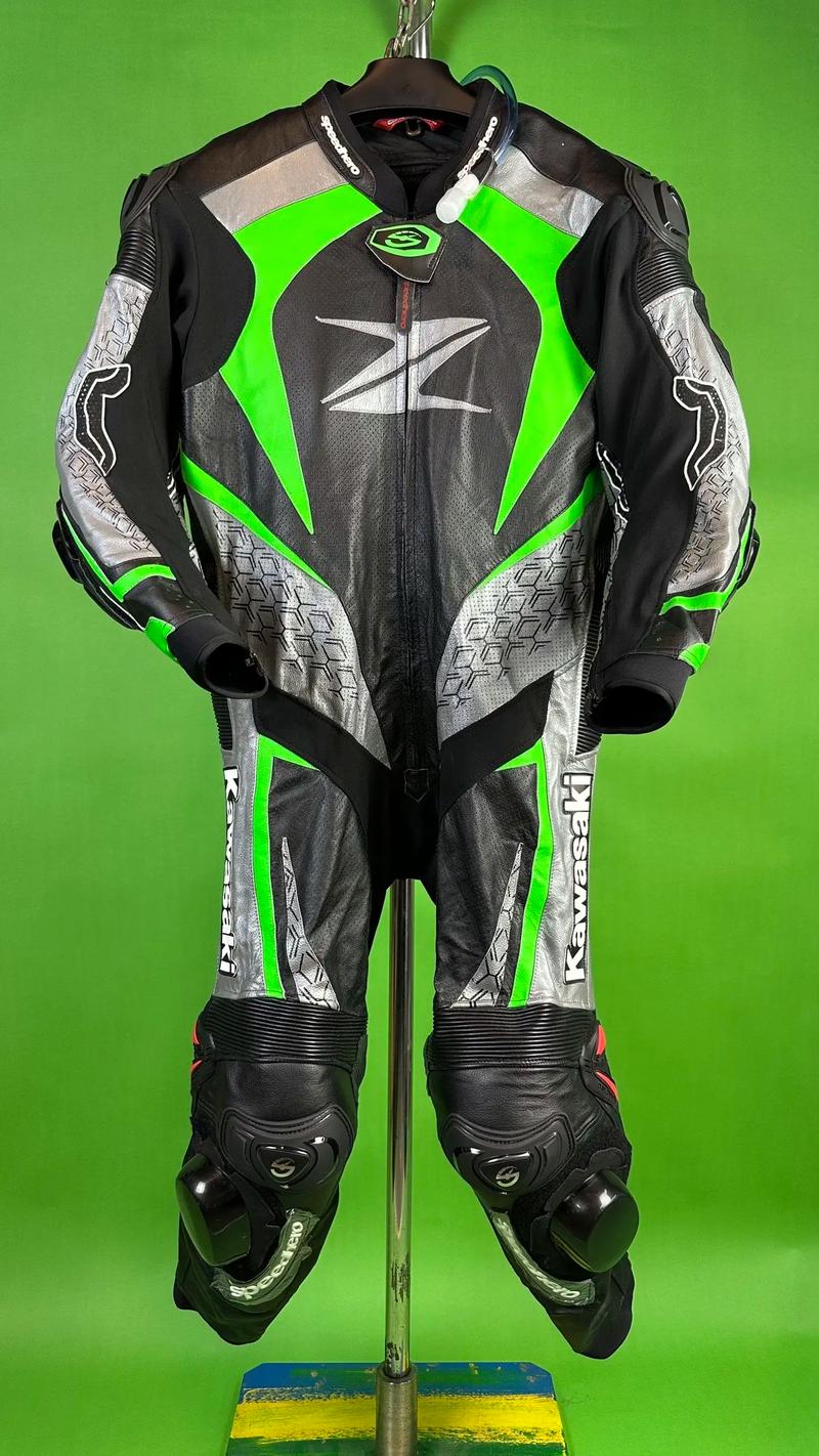 摩托车和护具一共要多少钱?还有赛车服?